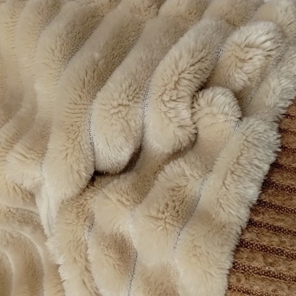 Ces Femme fuzzy teddy texture V-neck top size small oversized, beige and tan - Picture 9 of 11